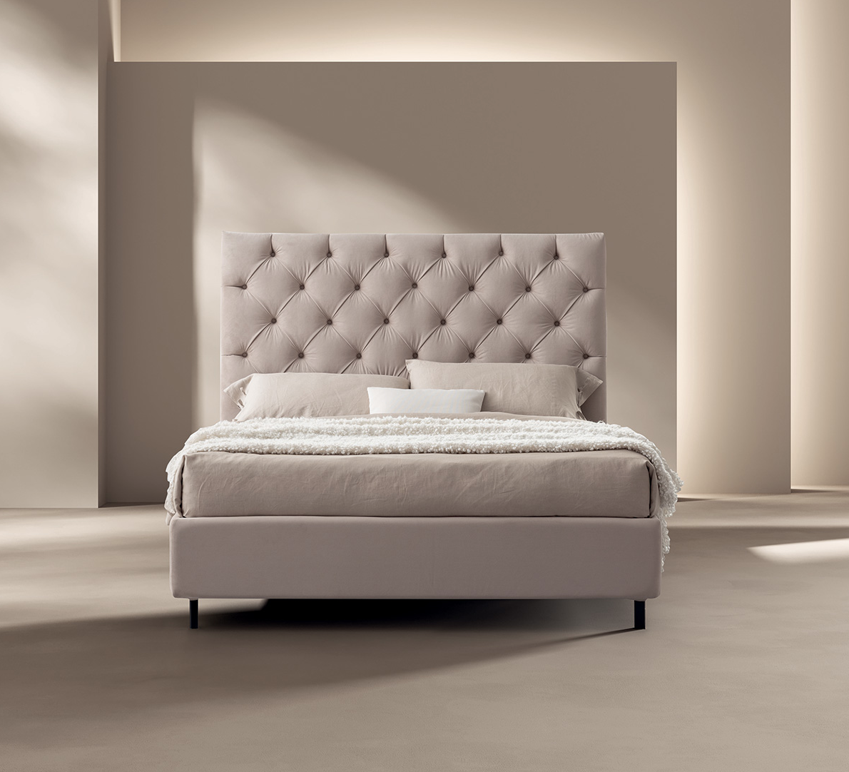 Letto imbottito Modello Lory 42 – Testata trapuntata alta (Giroletto 17 / 27)
